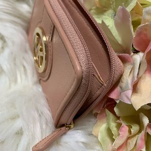 this is a beautiful small wallet